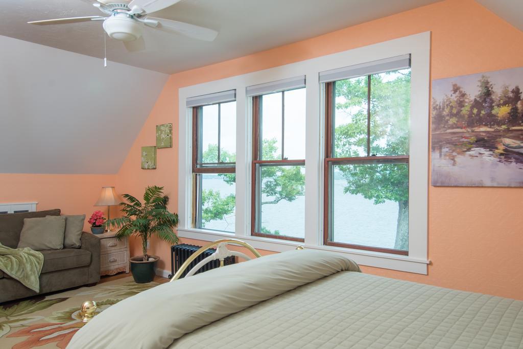 Lake House At Ferry Point Sanbornton 部屋 写真